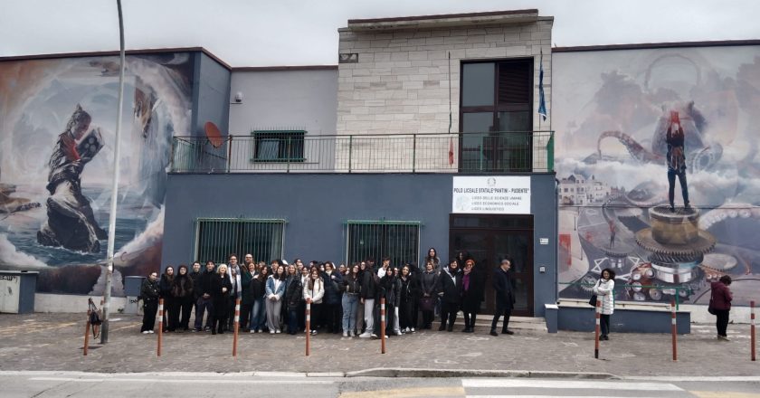 Gli studenti e le studentesse del Pantini-Pudente presentano il murales di Vesod Brero. Opera che parla di impegno civile e memoria collettiva