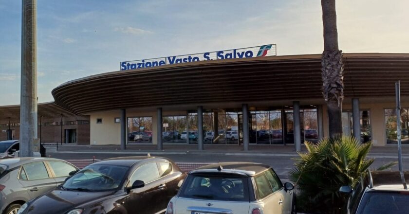 “La corsa non è a prendere il treno, ma il posto per parcheggiare l’auto”
