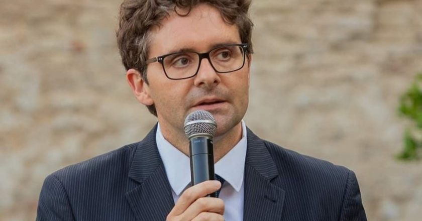 Incendio dell’auto della sindaca di Monteodorosio, Francesco Menna: «Atto vile ed inquietante»
