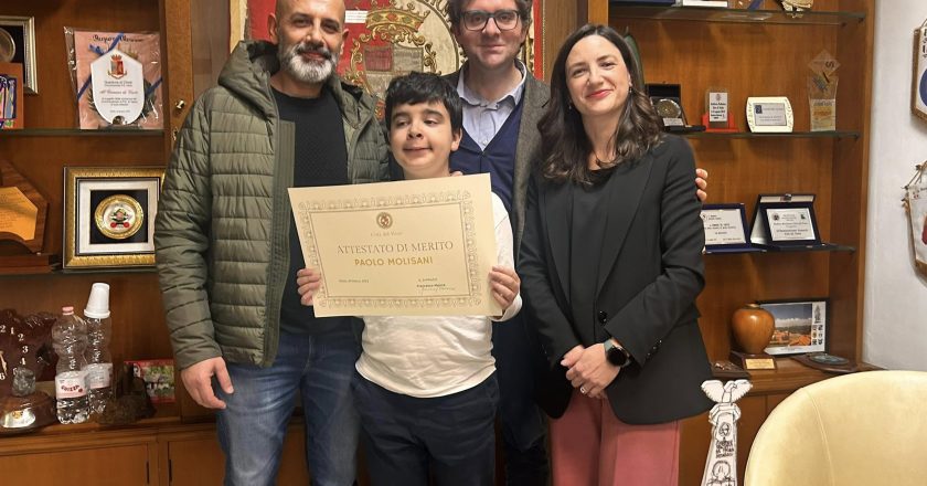 Vasto, consegnato un attestato di merito al piccolo Paolo Molisani: ha realizzato una rappresentazione su cartoncino del monumento a Gabriele Rossetti