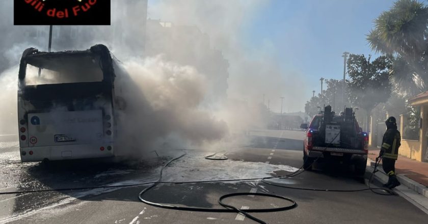 Bus in fiamme a San Salvo. Avanza l’ipotesi di un incendio doloso