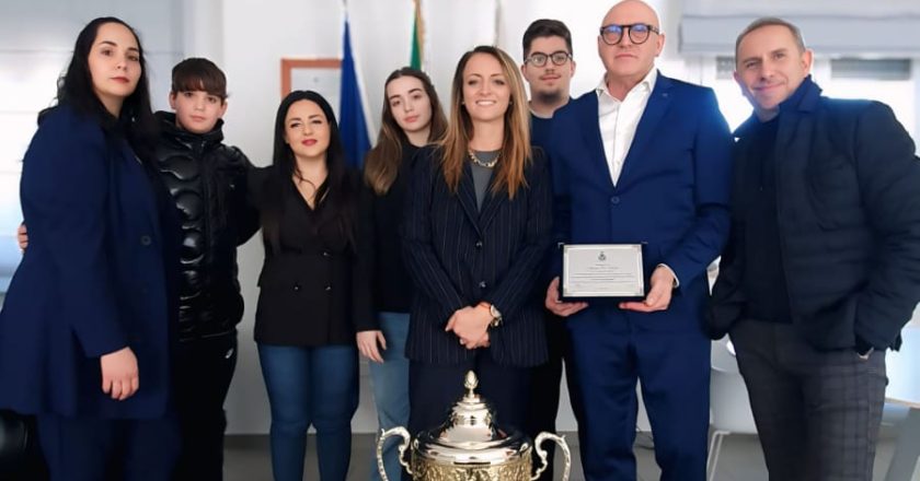 Una targa ad Antonio Del Villano come riconoscimento per aver portato in alto il nome di San Salvo a livello nazionale e internazionale