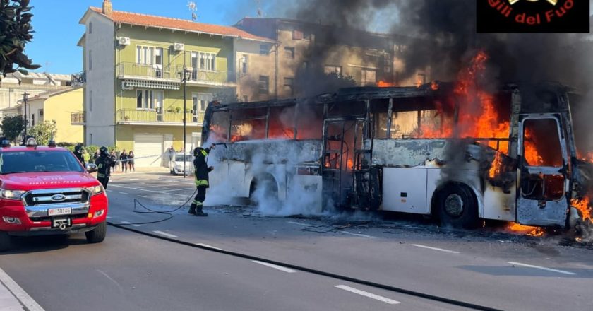 Autobus in fiamme a San Salvo in via Garibaldi