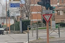 Prospero, Giangiacomo e Suriani sui semafori a Vasto: il countdown “non si poteva mettere”. Ora lo installano ovunque, tranne sulla SS16 a Vasto Marina