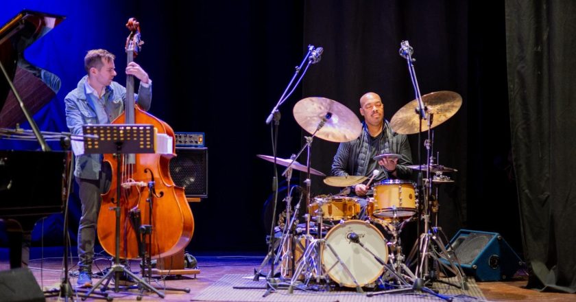 Applausi al Teatro Rossetti di Vasto per “Prometeo” e il concerto jazz