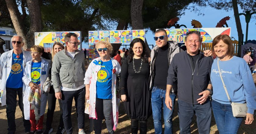 Inaugurate le cornici in ceramica del “Pesce narratore” al Parco Suriani