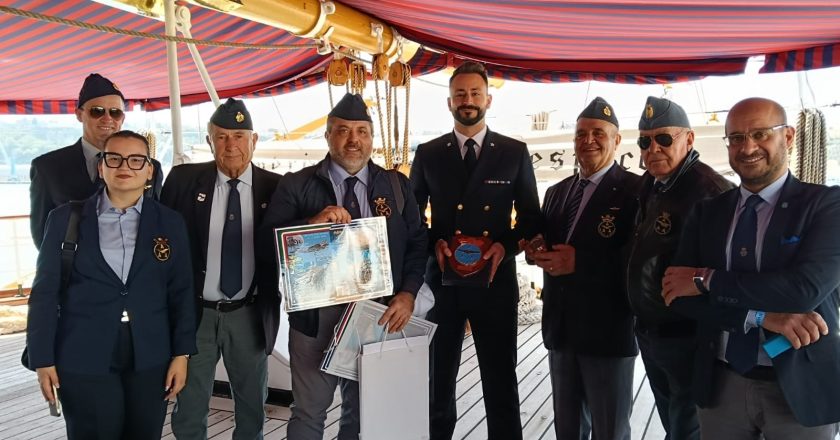 “L’Associazione Arma Aeronautica Aviatori d’Italia Sezione di Vasto omaggia la Nave Amerigo Vespucci”