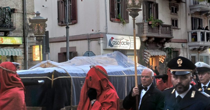 Vasto, in migliaia alla processione del Cristo Morto