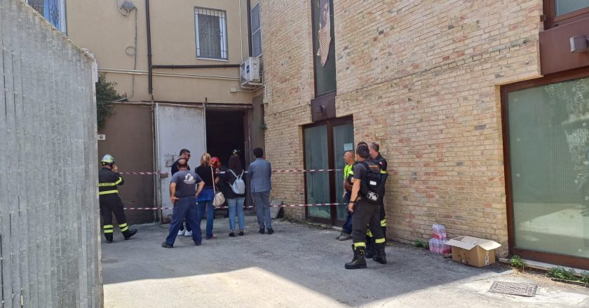 Vasto, cede una trave in un locale del centro storico