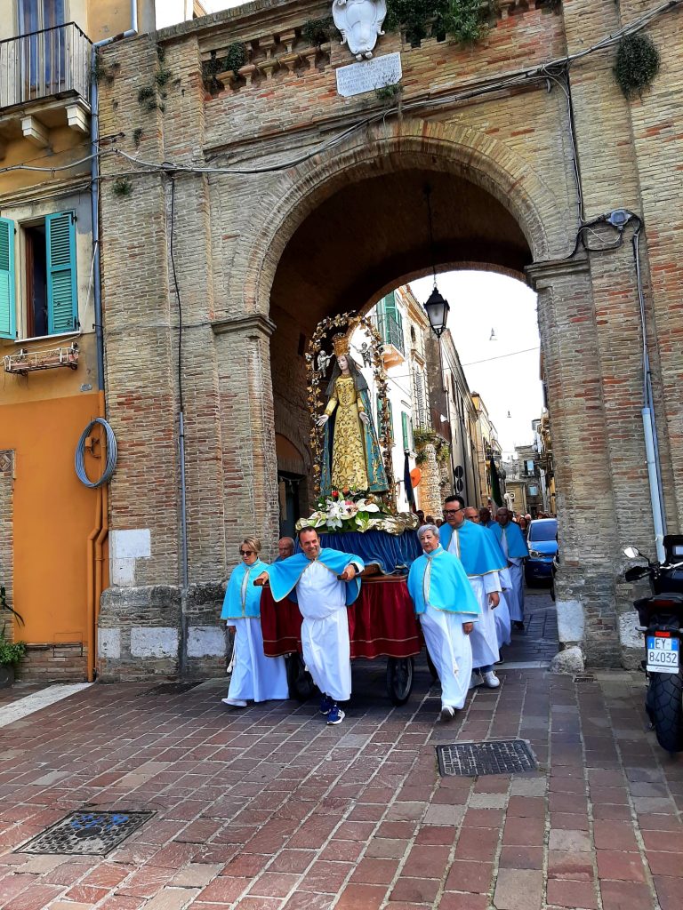 Processione Incoronata