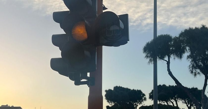 Contasecondi ai semafori, il Comune: «Rispettiamo le regole, non le ideologie»