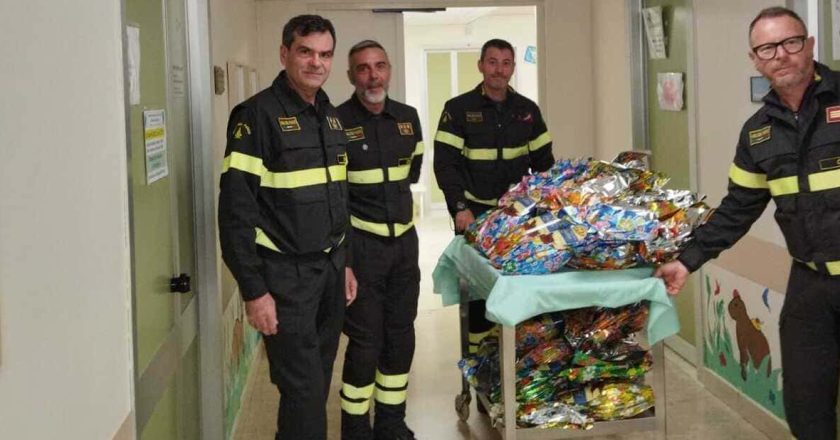 Le uova di Pasqua dei vigili del fuoco in dono ai bimbi ricoverati negli ospedali della provincia di Chieti