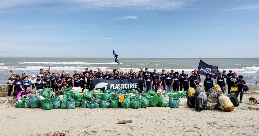Abruzzo: Rimossi quasi 2mila chili di rifiuti dai volontari Plastic Free per l’Earth Day 2025