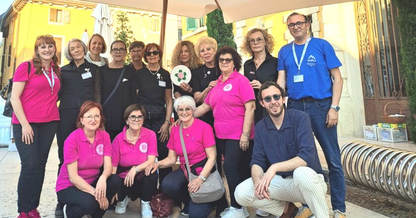 Infiorata all’Uncinetto Itinerante 2025: la Pro Loco San Salvo apre il tour in Veneto a Valeggio sul Mincio