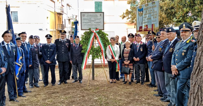Vasto, omaggio floreale alla targa in onore degli agenti della scorta di Aldo Moro