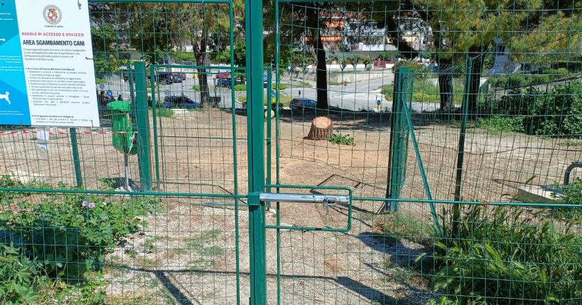 L’area per i cani chiusa da 18 giorni. “Non abbiamo alternative”
