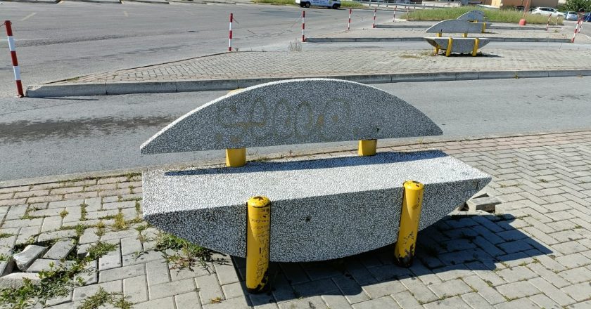 Terminal Bus, in attesa di un gestore spuntano quattro panchine “riciclate”