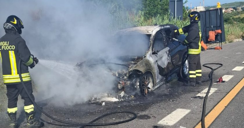 Vasto, incidente stradale sulla A14. Auto incendiata, nessun ferito