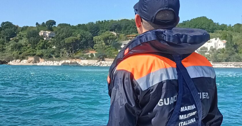 Guardia Costiera di Vasto, accertamenti per rinvenimento a mare di un natante semiaffondato