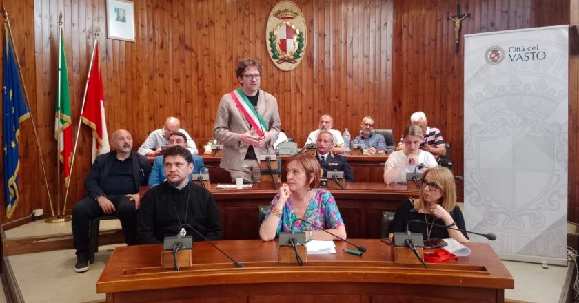Vasto, 182 nuovi cittadini italiani ricevono un attestato in Comune «La cittadinanza, oltre che un diritto, è anche la condivisione dei valori democratici del Paese»
