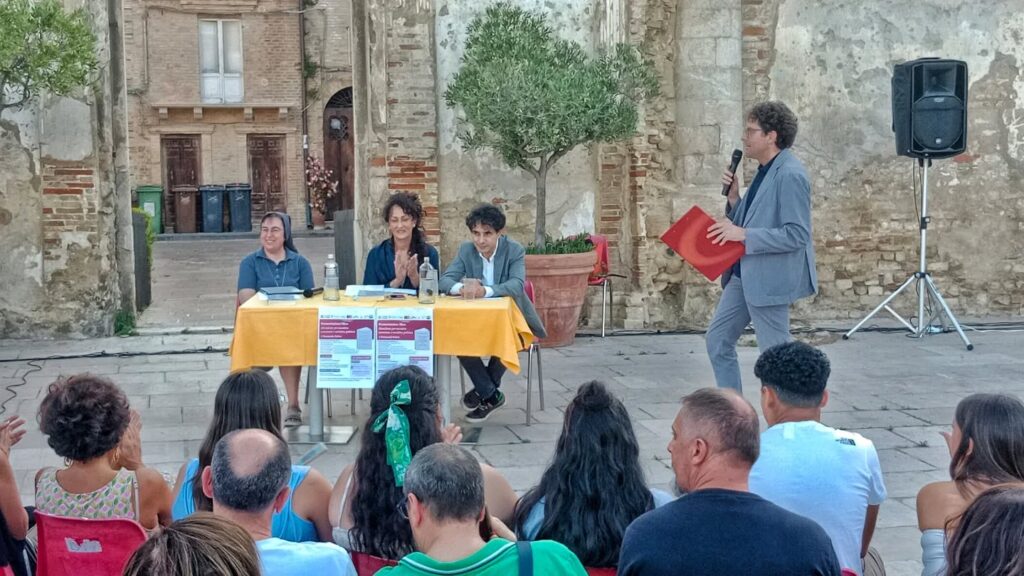 In molti alla presentazione del libro “Manifesto per un’altra economia e un’altra politica” di Emanuele Felice