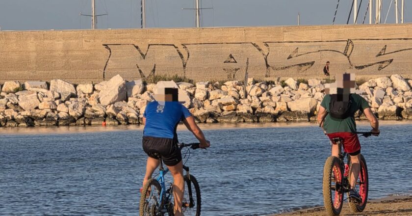 A Punta Penna musica a palla, birra, gazebo e battigia trasformata in pista ciclabile