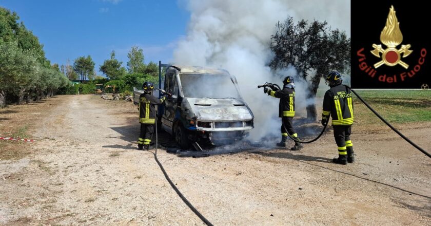 Vasto, a fuoco un furgone da lavoro cassonato