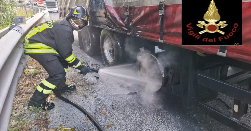 Tir in fiamme sull’A14 a Petacciato: nessun ferito
