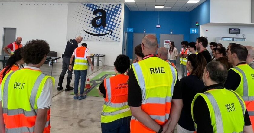 La Polizia di Stato incontra i lavoratori dello stabilimento Amazon di San Salvo per promuovere la sicurezza stradale.