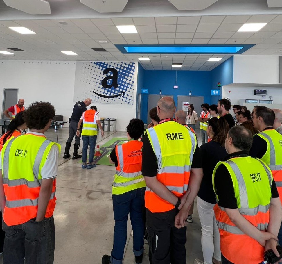La Polizia di Stato incontra i lavoratori dello stabilimento Amazon di San Salvo per promuovere la sicurezza stradale.