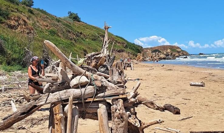 Spiaggia di Punta Penna, ecco le sculture con il legno portato dalle mareggiate
