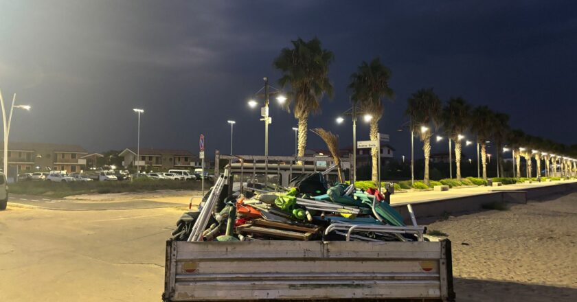 A Montenero intervento della Polizia Locale per sgomberare  la spiaggia libera da ombrelloni e altre attrezzature balneari      