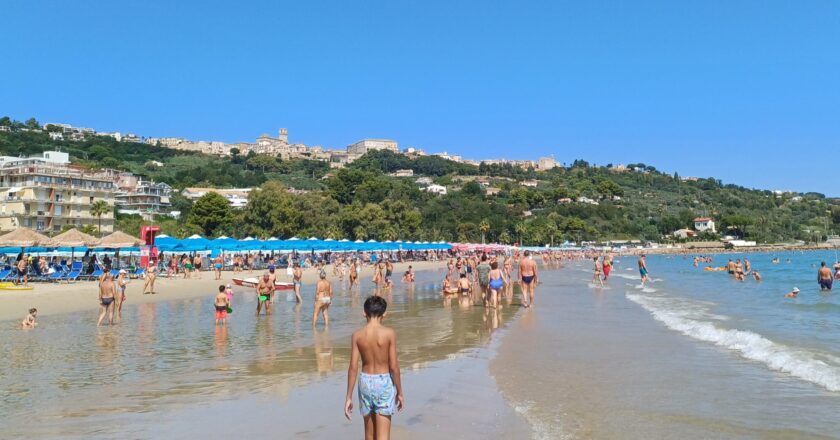 Spiagge a misura di bambino: sventolano 11 bandiere verdi in Abruzzo. Ci sono anche Vasto Marina e San Salvo Marina