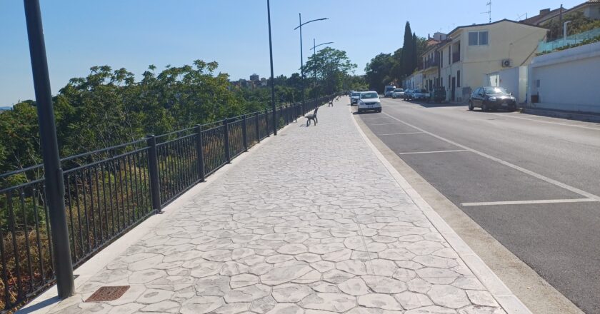 Via Santa Lucia, danneggiata una panchina della balconata