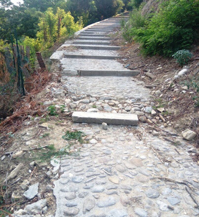 Discesa di Porta Catena, danneggiati muro, scalette e selciato