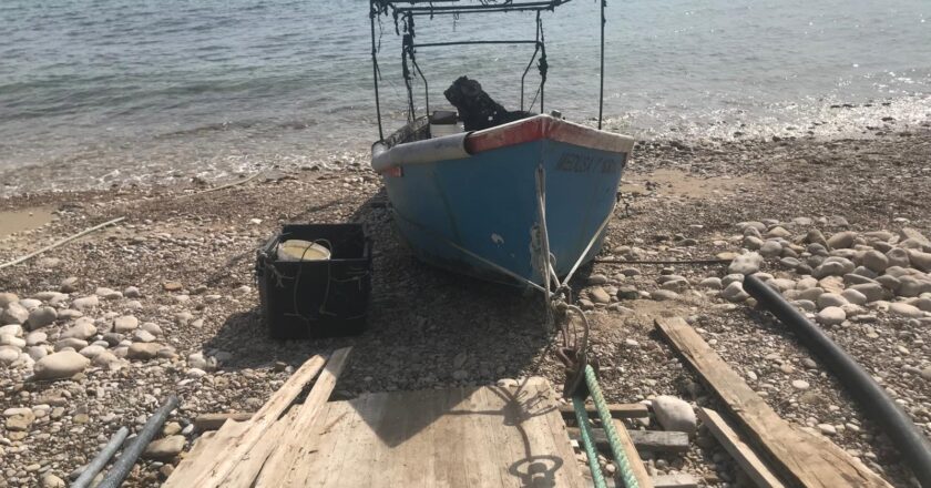 Barca da pesca bruciata a Casarza, indagini per risalire ai responsabili