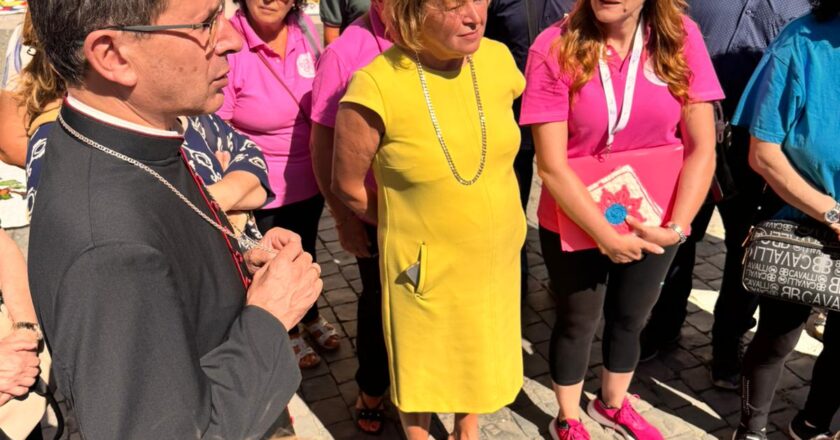 Infiorata all’Uncinetto Itinerante: la Pro Loco San Salvo a Loreto per la 14ª tappa del progetto