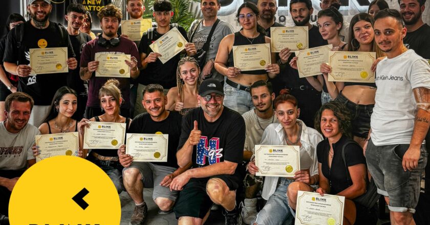 Artista cieco da un occhio trasforma BLINK Tattoo Studio in una meta europea del “Tattourism”