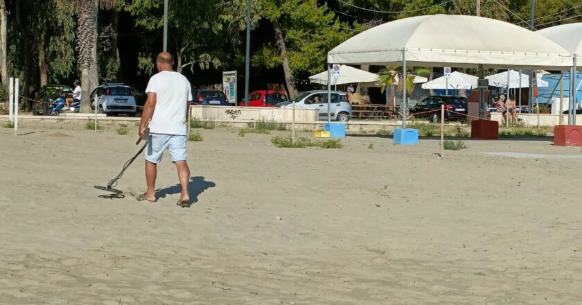 E a Vasto Marina c’è chi cerca monete sulla spiaggia