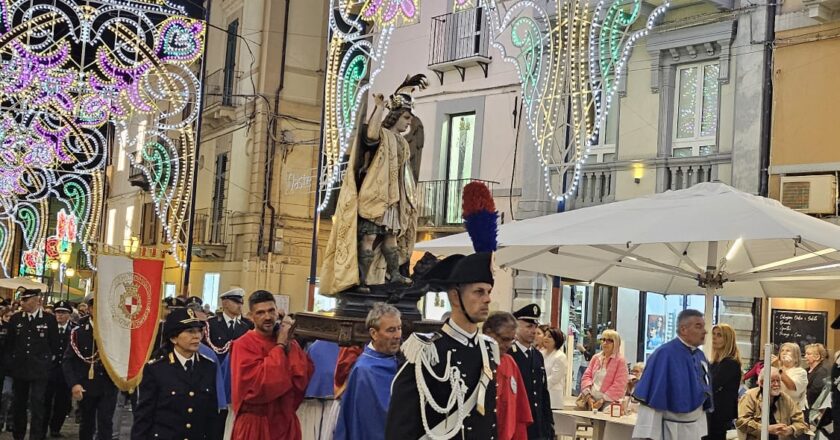 Tra due ali di folla San Michele Arcangelo ha attraversato il centro della Città