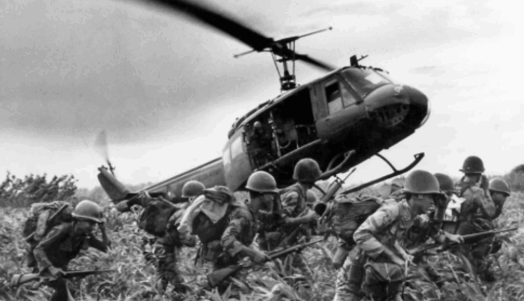 1945, finisce la Seconda Guerra mondiale e Ho Chi Minh proclama la nascita della Repubblica Democratica del Vietnam