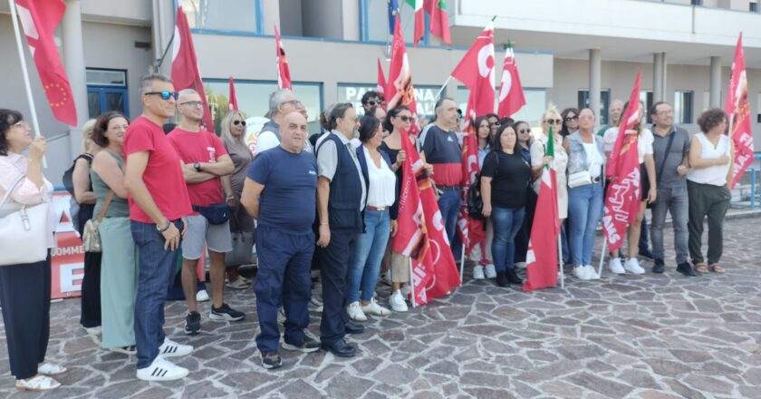 Sciopero dei lavoratori in appalto Auriga-Dussmann davanti la direzione generale Asl02: adesione al 90%