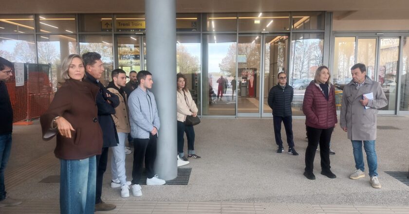Stazione ferroviaria, continua la protesta dei pendolari