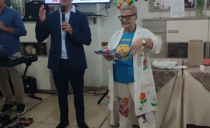 Solidarietà e sorrisi alla Festa dei Nonni di San Salvo organizzata da Luigi Farina: donati 500 euro alla Ricoclaun