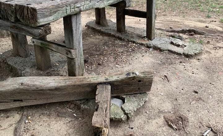 Vasto, vandali in azione alla villa comunale. Prese di mira alcune panchine