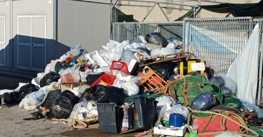 Rimossi i rifiuti dalla banchina del Porto di Vasto. «A breve telecamere e sanzioni»  