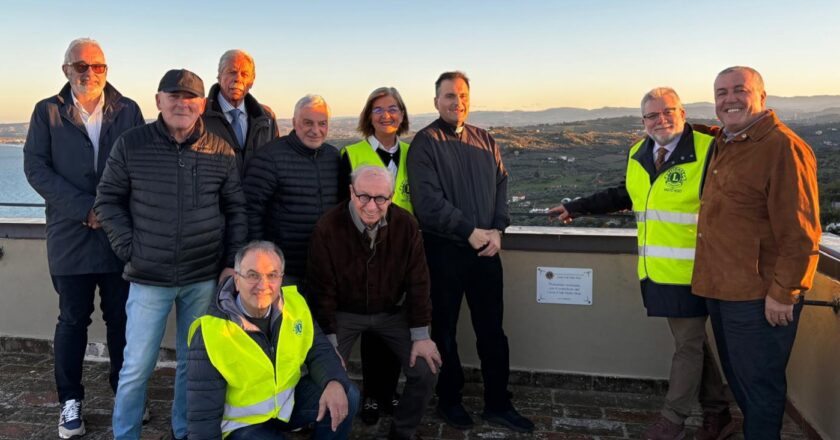 Una targa commemorativa del Lions Club Vasto Host sulla torre campanaria della Chiesa di Santa Maria Maggiore