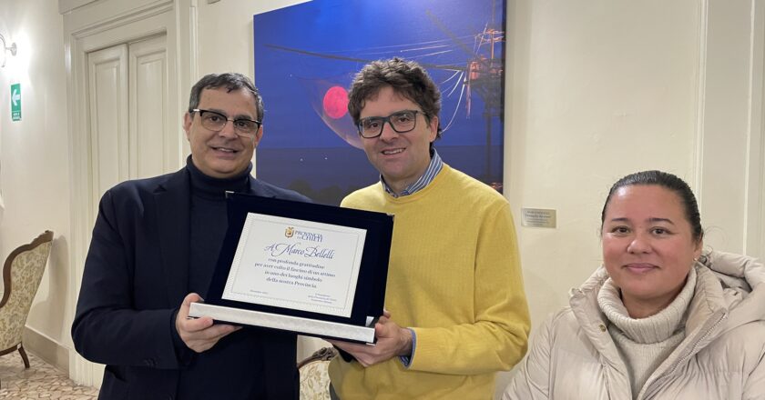 Il Presidente Francesco Menna premia Marco Bellelli per lo scatto sul trabocco