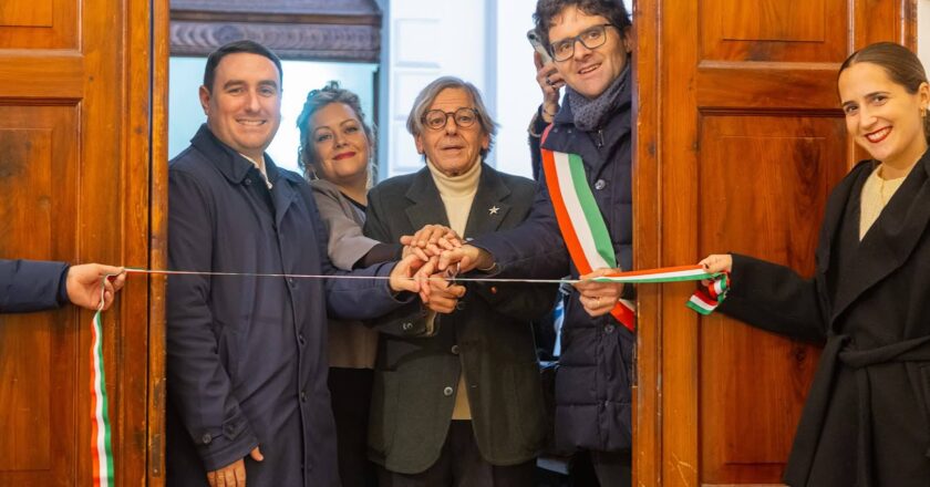 Tanti cittadini all’inaugurazione della mostra “21”. Taglio del nastro per l’esposizione che sarà visitabile fino al 3 febbraio