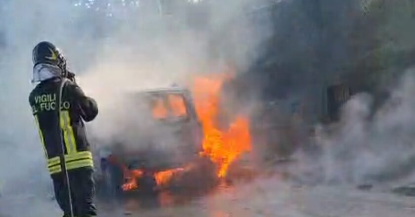 Cupello, auto a fuoco in Via Fratelli Bandiera
